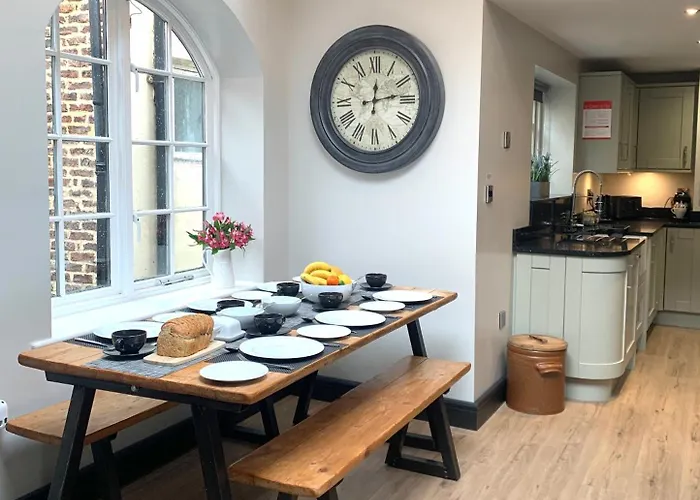 펜션 The Old Bakery - Luxury Three Bed House With Roof Terrace 휫비