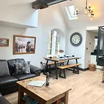 The Old Bakery - Luxury Three Bed House With Roof Terrace 度假居